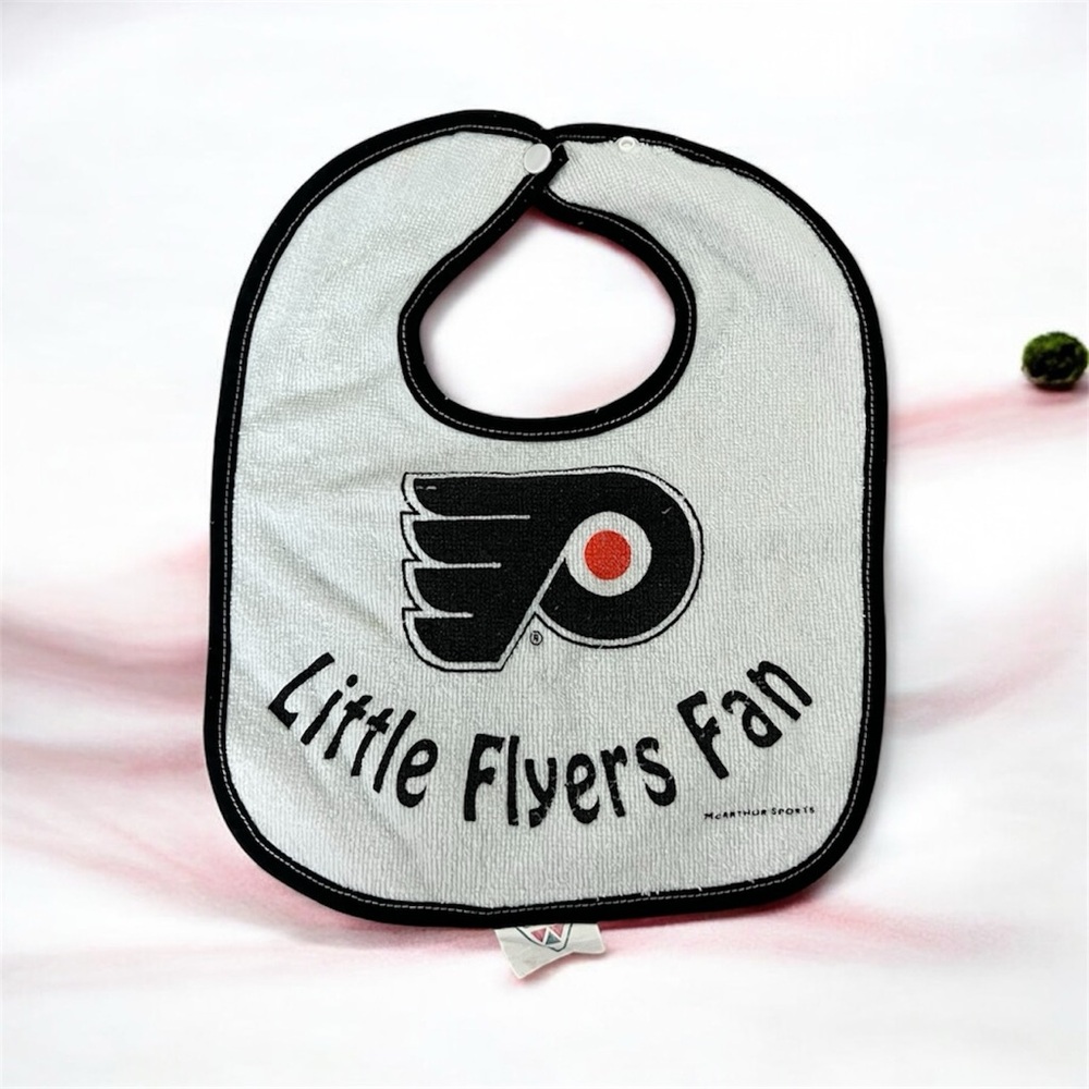 ⚪️MCARTHUR: Baby unisex one size, “Little Flyers Fan” theme bib, preowned⚪️